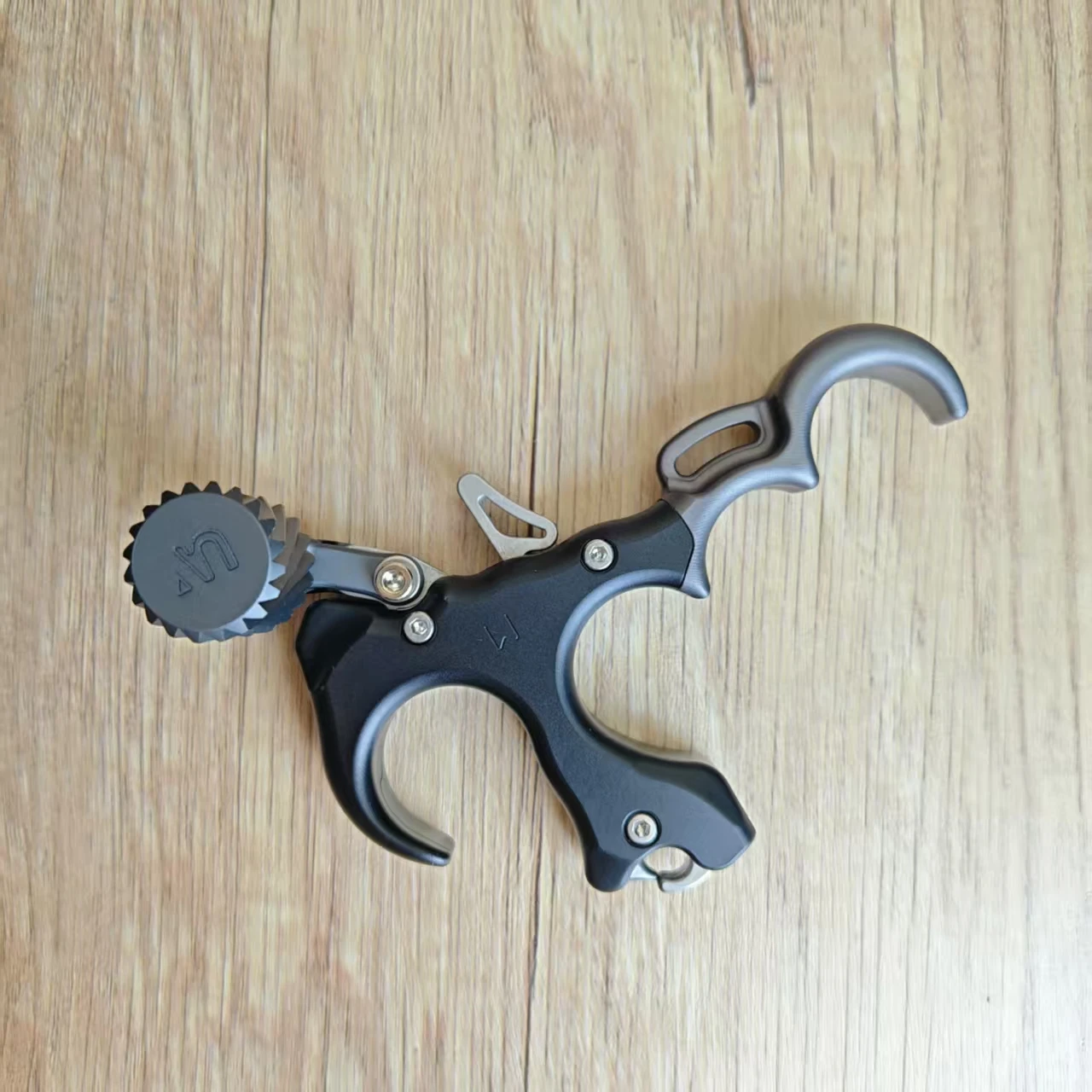 УФ-блокированный лук, регулируемый фиксатор и аксессуар для стрельбы из лука на 3/4 пальца, охотничий аксессуар для стрельбы на открытом воздухе.
УФ-блокированный лук, регулируемый фиксатор и аксессуар для стрельбы из лука на 3/4 пальца, охотничий аксессуар для стрельбы на открытом воздухе.