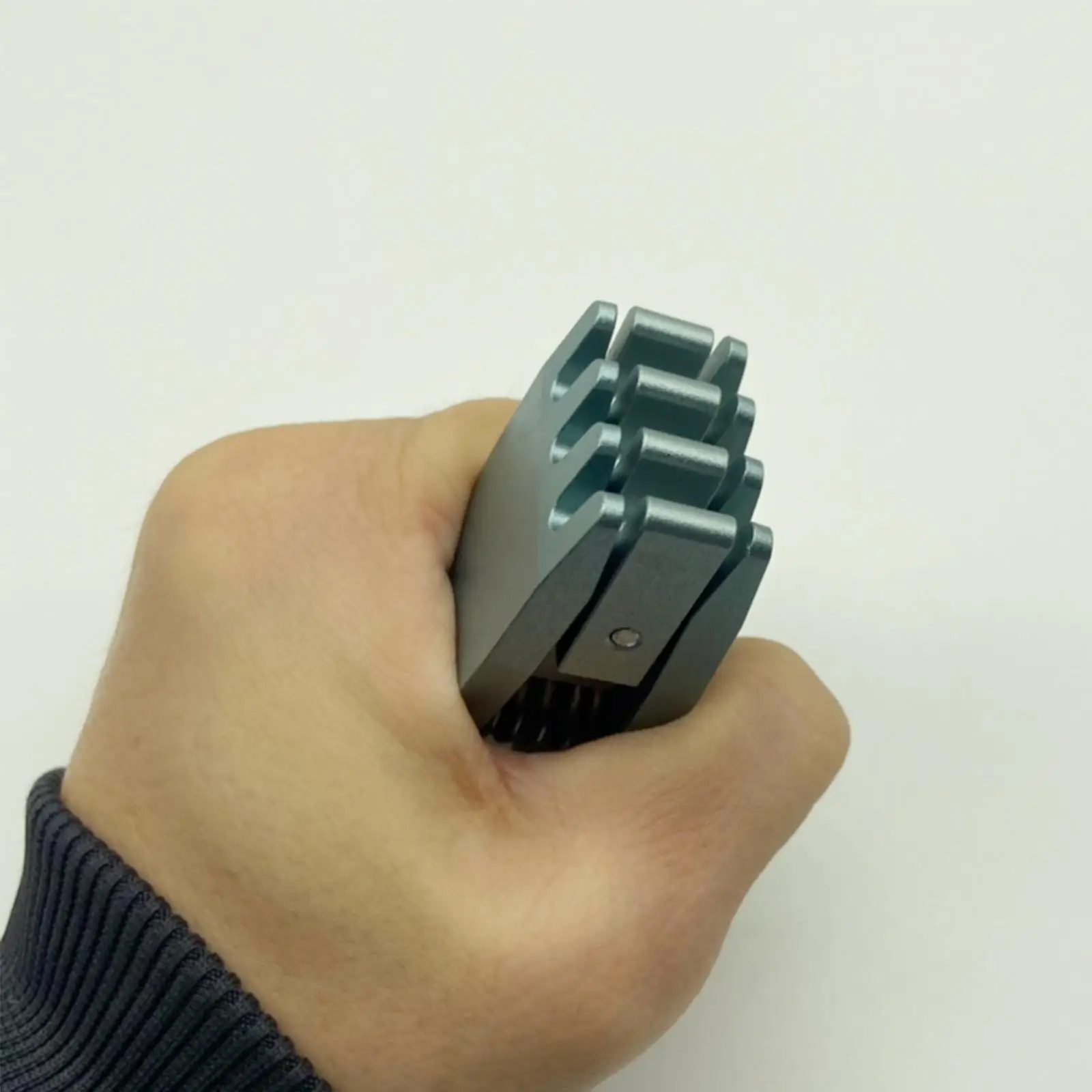 Durable Badminton Stringing Clamp Aluminum Alloy 3 Prong Gripper Tool for Tennis Squash Racket Accessories
Durable Badminton Stringing Clamp Aluminum Alloy 3 Prong Gripper Tool for Tennis Squash Racket Accessories