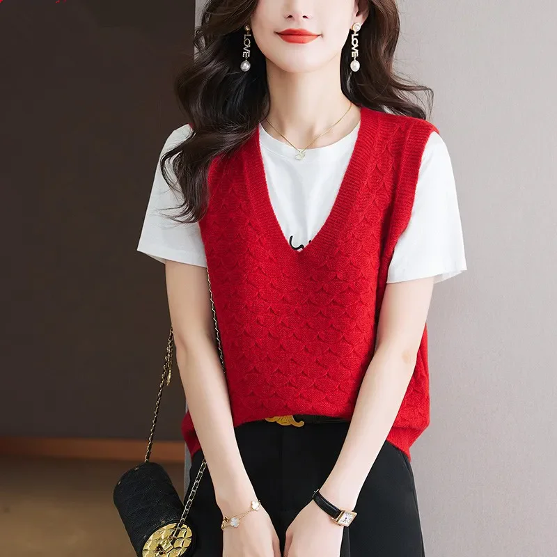 Loose Short Vest Ladies Sweater Spring Autumn 2024 New Middle-Aged Waistcoat Vest V-Neck Warm Solid Color Casual V-Neck Shirt
Loose Short Vest Ladies Sweater Spring Autumn 2024 New Middle-Aged Waistcoat Vest V-Neck Warm Solid Color Casual V-Neck Shirt