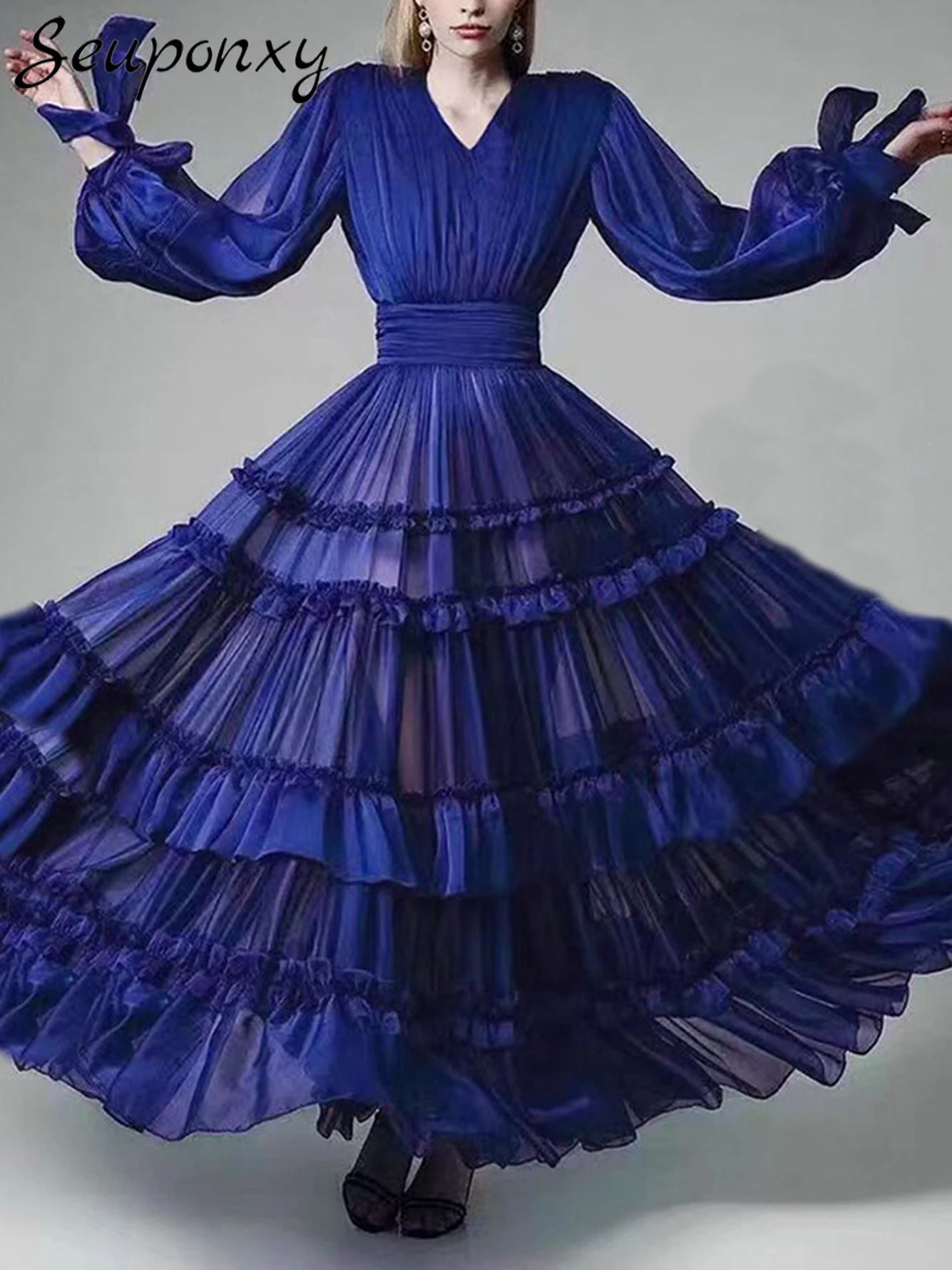 High Quality 2024 New Women'S Sexy V-Neck Long Sleeved Pleated Wooden Ear Edge Maxi Dress Elegant Celebrity Banquet Party Dress
High Quality 2024 New Women'S Sexy V-Neck Long Sleeved Pleated Wooden Ear Edge Maxi Dress Elegant Celebrity Banquet Party Dress