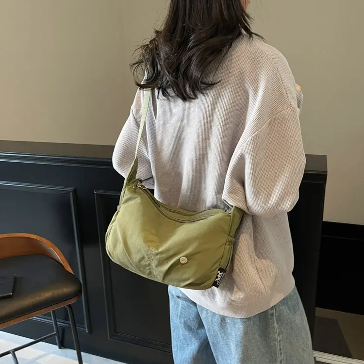Casual Large Capaci Lightweight Nylon Crossbody Bag for Women Commuter oulder Bag Faionable Versatile Daily Use
Casual Large Capaci Lightweight Nylon Crossbody Bag for Women Commuter oulder Bag Faionable Versatile Daily Use
