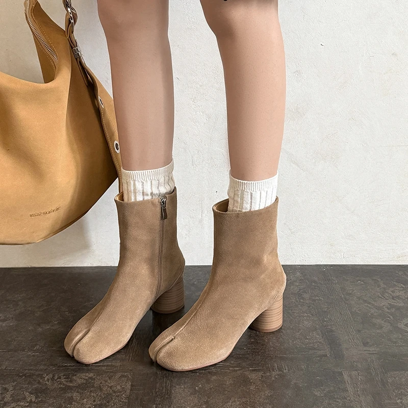 2026 Autumn Brown Cow Suede Short Boots Round Toe Pull-on Chunky Heels Split-toe Modern Boots Brown Simple Style Jeans Boots
2026 Autumn Brown Cow Suede Short Boots Round Toe Pull-on Chunky Heels Split-toe Modern Boots Brown Simple Style Jeans Boots