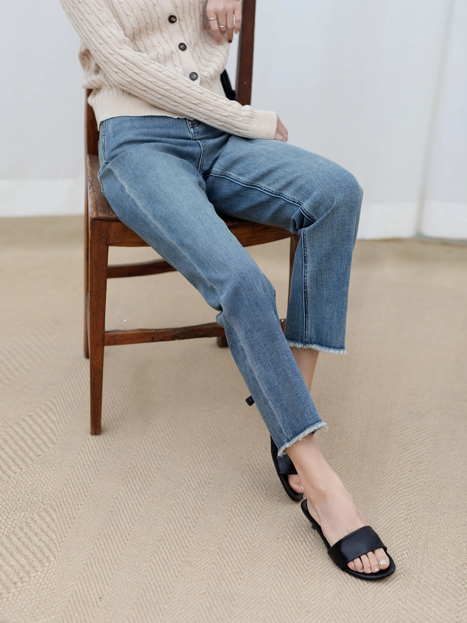 Современные леггинсы для похудения, мягкие, с четырехсторонней эластичностью, прямые джинсы-труба, джинсы с высокой талией и прямым кроем, джинсы длиной до щиколотки.
Современные леггинсы для похудения, мягкие, с четырехсторонней эластичностью, прямые джинсы-труба, джинсы с высокой талией и прямым кроем, джинсы длиной до щиколотки.