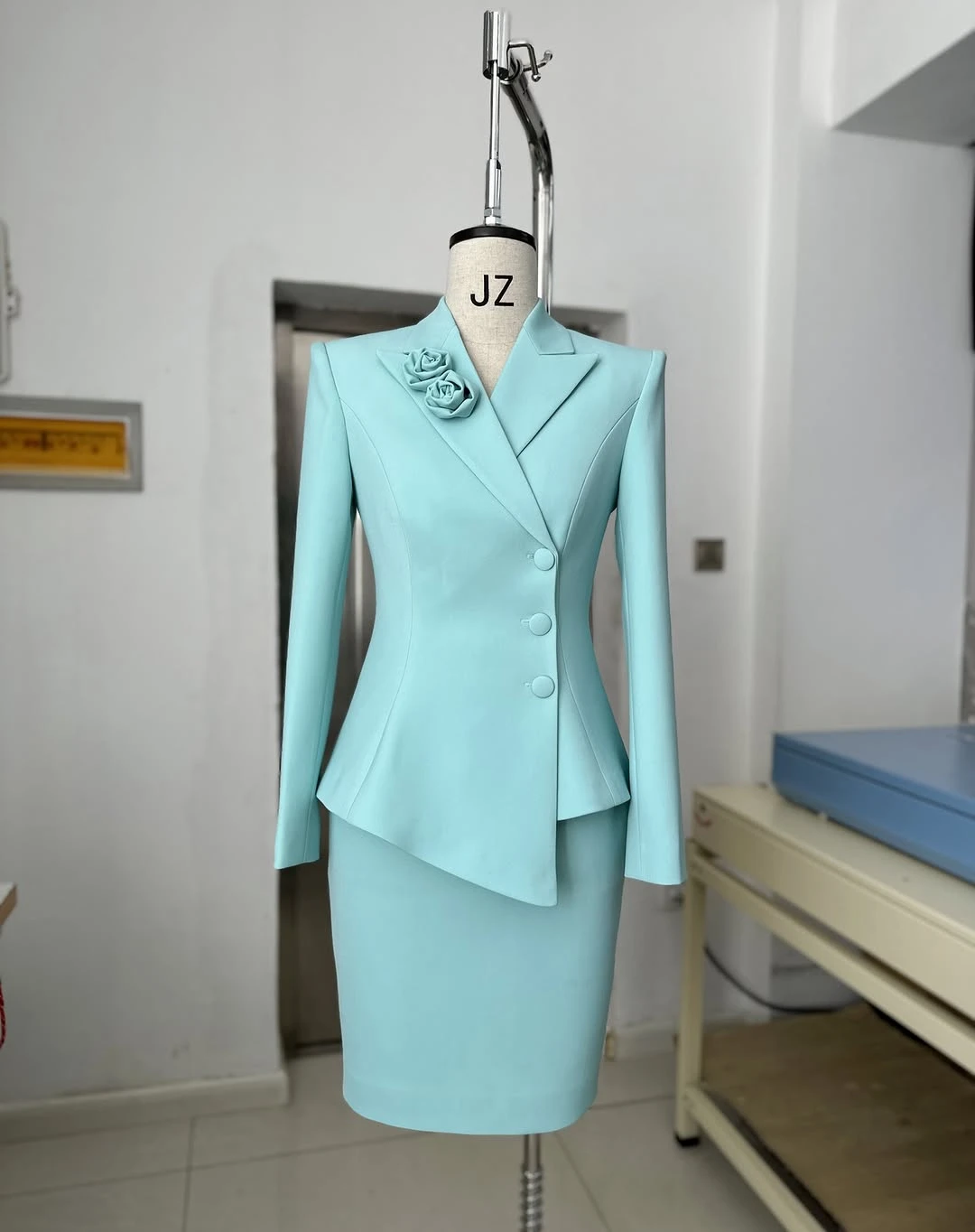 Unique Trumpet Women Suits Sets Office Wear Women Blazer Mid-split Single Breasted Stand Collar Outfits Customized 
Unique Trumpet Women Suits Sets Office Wear Women Blazer Mid-split Single Breasted Stand Collar Outfits Customized