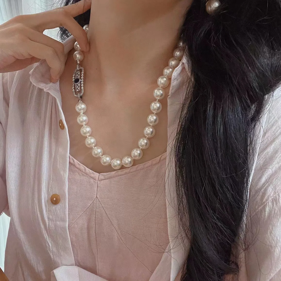 New retro 12mm high quality Shijia Zhengyuan shell pearl necklace fashionable and versatile Korean version
New retro 12mm high quality Shijia Zhengyuan shell pearl necklace fashionable and versatile Korean version