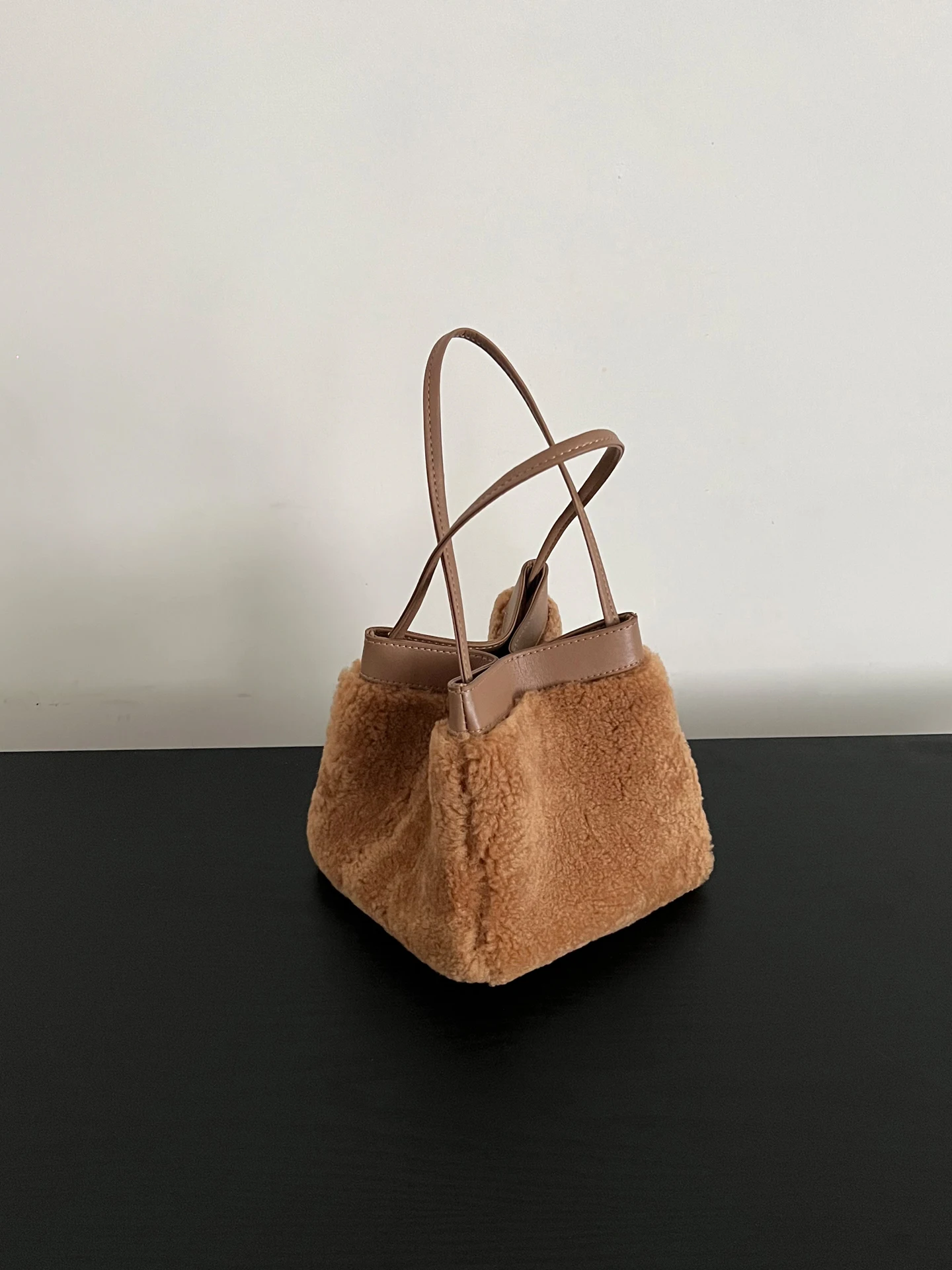 Сумка-корзина из меха ягненка, женская высококачественная осенне-зимняя универсальная сумка из натурального меха, сумка через плечо, сумка для игральных костей
Сумка-корзина из меха ягненка, женская высококачественная осенне-зимняя универсальная сумка из натурального меха, сумка через плечо, сумка для игральных костей