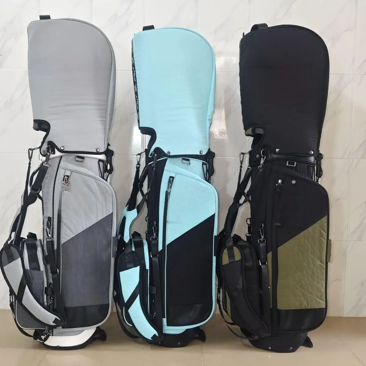 Мужская стандартная сумка для гольфа – вместительная и стильная, в минималистичном стиле, для всех клюшек.
Мужская стандартная сумка для гольфа – вместительная и стильная, в минималистичном стиле, для всех клюшек.