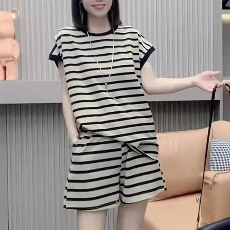 Casual Fashionable Women's Set Summer New Stylish Striped Short Sleeved T-shirt+wide Leg Shorts Sports Two-piece Set for Women
Casual Fashionable Women's Set Summer New Stylish Striped Short Sleeved T-shirt+wide Leg Shorts Sports Two-piece Set for Women