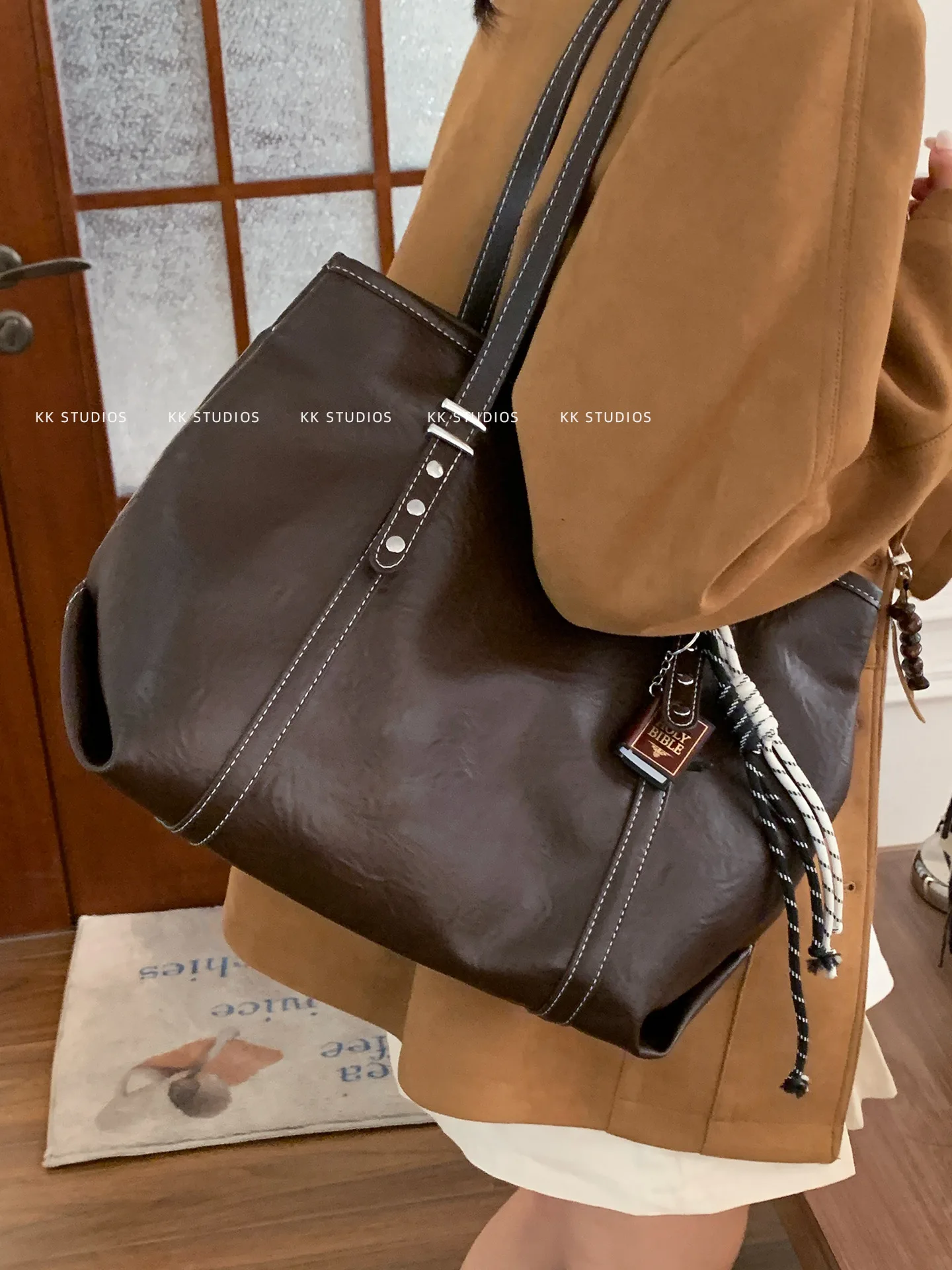 CGCBAG Модная роскошная дизайнерская женская большая сумка Простая дорожная сумка на плечо большой вместимости Высококачественные сумки из искусственной кожи
CGCBAG Модная роскошная дизайнерская женская большая сумка Простая дорожная сумка на плечо большой вместимости Высококачественные сумки из искусственной кожи