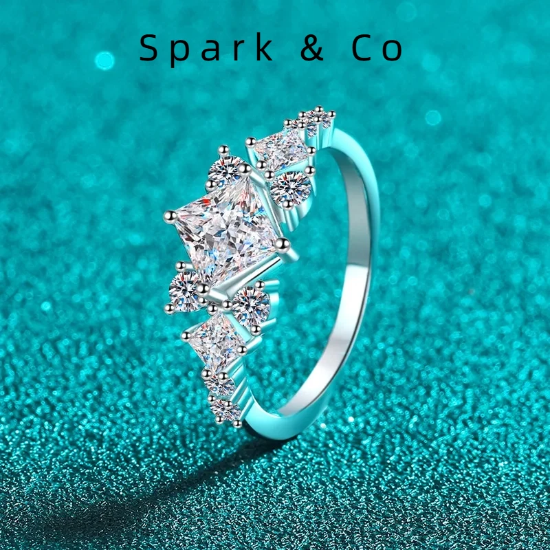 Spark & Co PT950 Платиновое кольцо с муассанитом Женское квадратное кольцо с геометрическим дизайном Прозрачное и холодное легкое роскошное модное кольцо
Spark & Co PT950 Платиновое кольцо с муассанитом Женское квадратное кольцо с геометрическим дизайном Прозрачное и холодное легкое роскошное модное кольцо