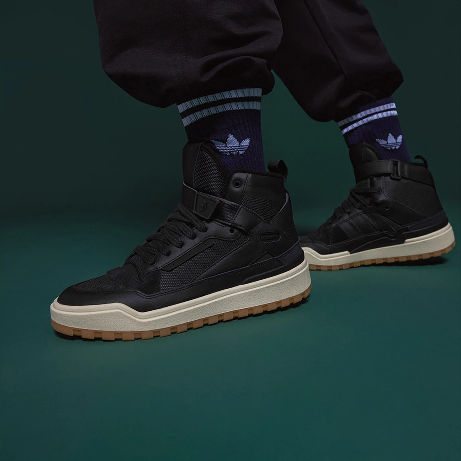 Adidas genuine clover series men's and women's casual sports mid top board shoes IE7206
Adidas genuine clover series men's and women's casual sports mid top board shoes IE7206