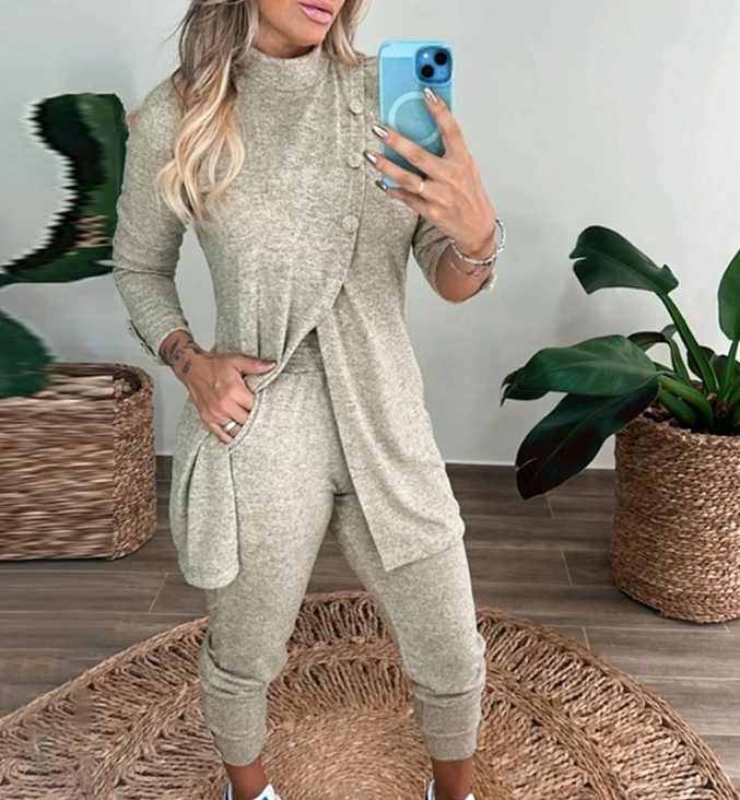 Women's Fashion Set 2024 Spring and Autumn New Fashion Solid Neck Split Top and Pocket Design Flipped Pants Set
Women's Fashion Set 2024 Spring and Autumn New Fashion Solid Neck Split Top and Pocket Design Flipped Pants Set