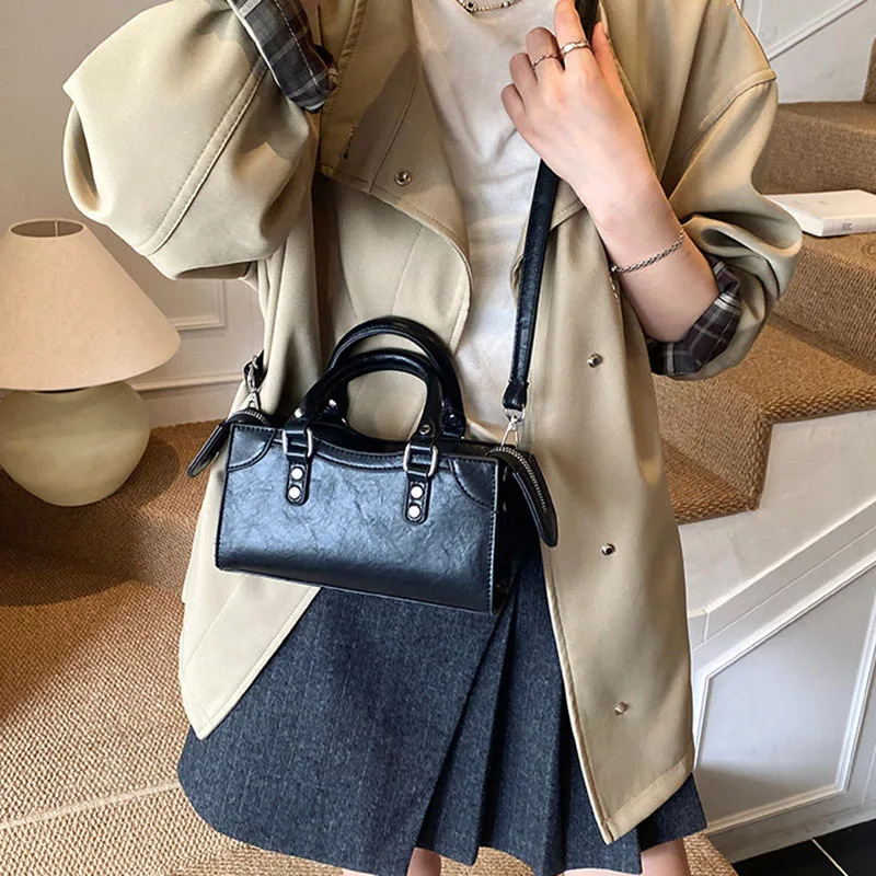 Новая зимняя женская сумка через плечо, модная повседневная коричневая сумка в стиле ретро, маленькая квадратная сумка из искусственной кожи, сумка через плечо
Новая зимняя женская сумка через плечо, модная повседневная коричневая сумка в стиле ретро, маленькая квадратная сумка из искусственной кожи, сумка через плечо