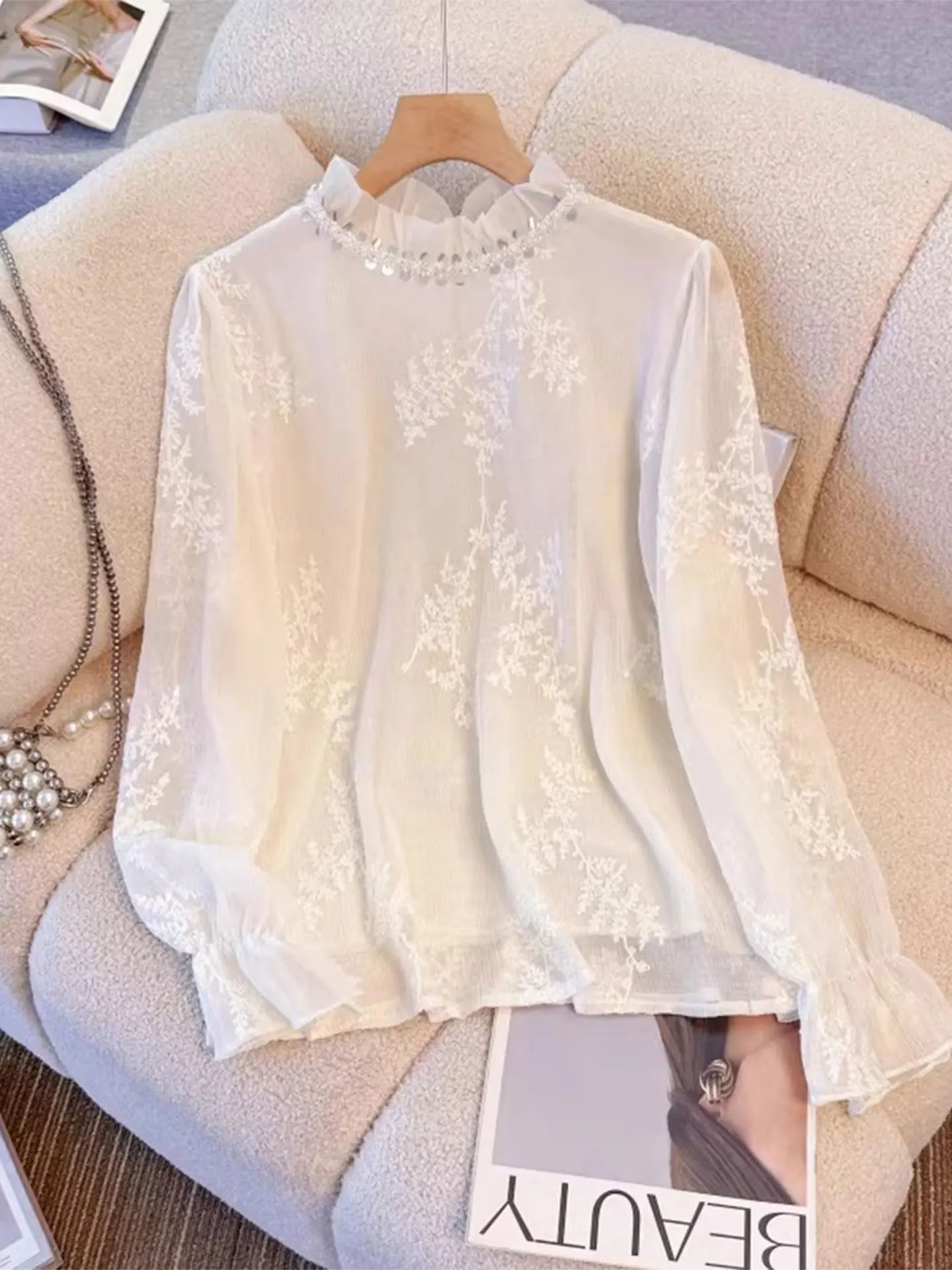 Женская шифоновая блузка с кружевной вышивкой и пайетками, с воланами, весенняя, больших размеров, базовая, повседневная, свободного кроя, с длинным рукавом
Женская шифоновая блузка с кружевной вышивкой и пайетками, с воланами, весенняя, больших размеров, базовая, повседневная, свободного кроя, с длинным рукавом