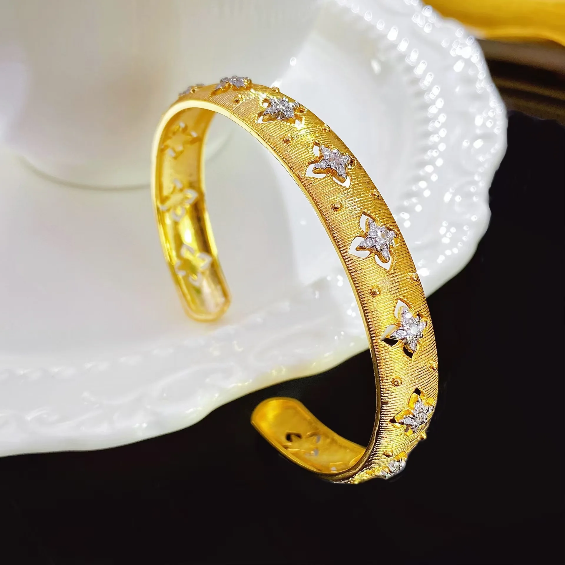 European and American court cloth qi brushed bracelet open vintage cold wind high-grade temperament minority bracelet female
European and American court cloth qi brushed bracelet open vintage cold wind high-grade temperament minority bracelet female