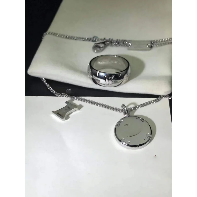 Колье-подвеска из нержавеющей стали с гравировкой и золотым покрытием, новая модная модель, колье-кольцо для мужчин и женщин, подарок для вечеринок
Колье-подвеска из нержавеющей стали с гравировкой и золотым покрытием, новая модная модель, колье-кольцо для мужчин и женщин, подарок для вечеринок