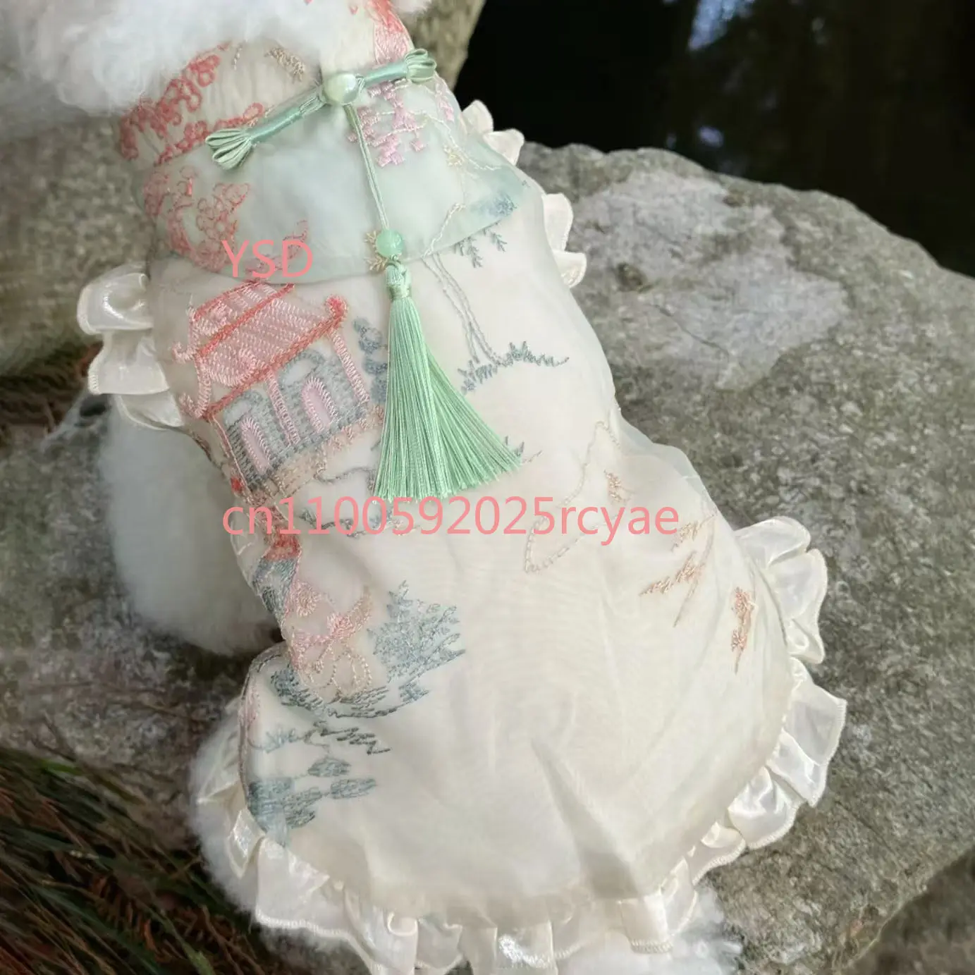 Dog cat spring and summer new Chinese cheongsam sleeveless disc buckle satin national style skirt pony Xishi dog clothes thin
Dog cat spring and summer new Chinese cheongsam sleeveless disc buckle satin national style skirt pony Xishi dog clothes thin