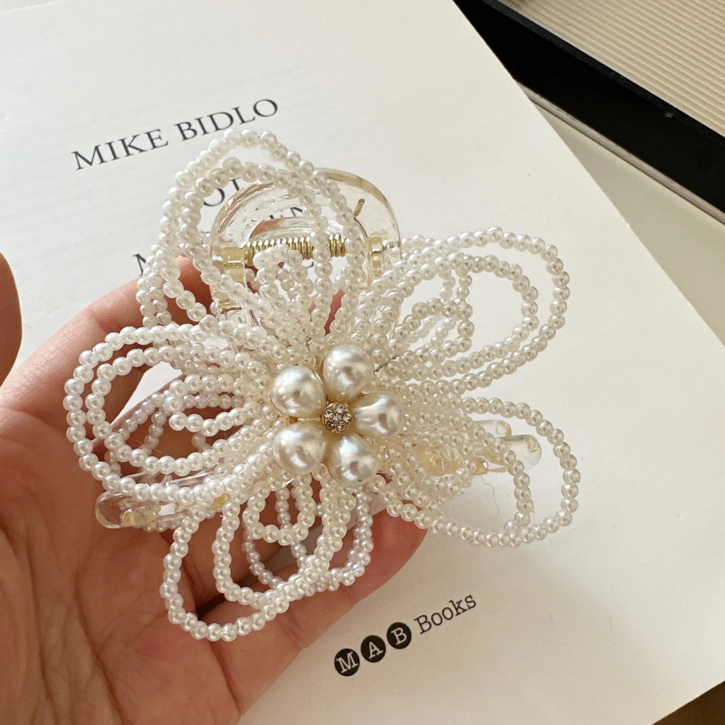 Premium Resin Pearl Flower Hair Claw Clip Handmade for Back of Head Half Up Bun Elegant Lightweight Portable Daily Wear
Premium Resin Pearl Flower Hair Claw Clip Handmade for Back of Head Half Up Bun Elegant Lightweight Portable Daily Wear