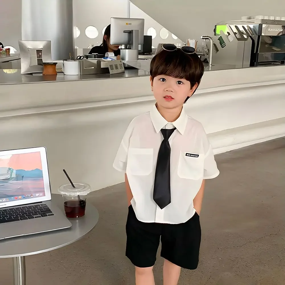 Teens Boys Summer Set Children's Wear Thin 2024 New Handsome British Style Boy White Cotton Short Sleeved Shirt+Black Shorts+Tie
Teens Boys Summer Set Children's Wear Thin 2024 New Handsome British Style Boy White Cotton Short Sleeved Shirt+Black Shorts+Tie