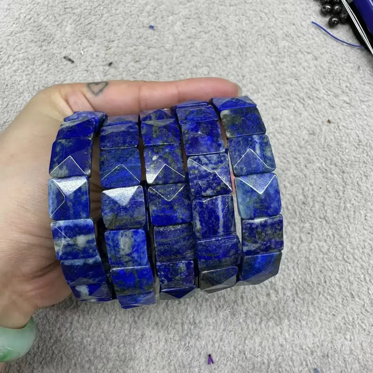 Браслет из натурального камня лазурита около 12 мм, модный очаровательный браслет с драгоценными камнями, энергетические ювелирные изделия для женщин и мужчин, оптовая продажа!
Браслет из натурального камня лазурита около 12 мм, модный очаровательный браслет с драгоценными камнями, энергетические ювелирные изделия для женщин и мужчин, оптовая продажа!