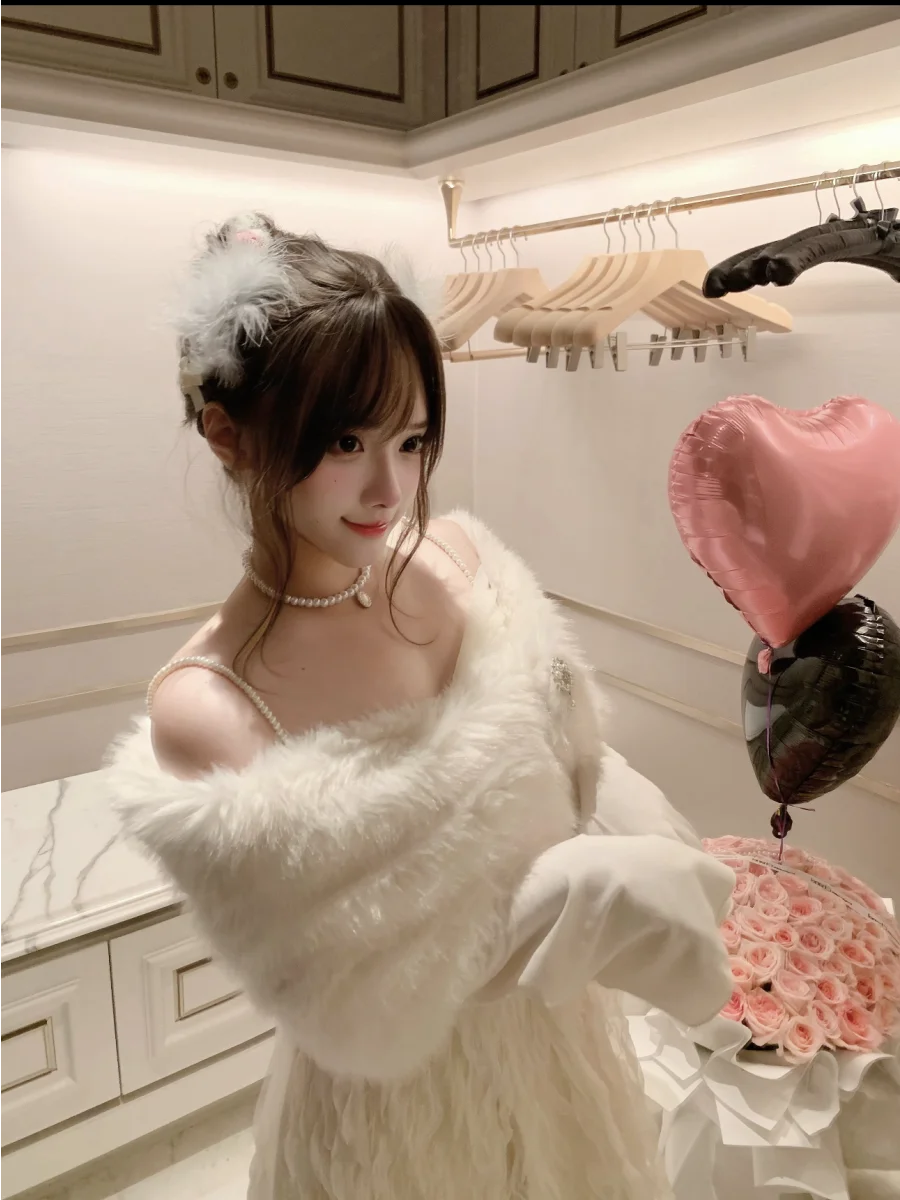 Elegant Swan Lake Strapless Short Skirt One-Shoulder Detachable Birthday Dress with Furry Shawl Miss Rich Set Women's Fashion
Elegant Swan Lake Strapless Short Skirt One-Shoulder Detachable Birthday Dress with Furry Shawl Miss Rich Set Women's Fashion