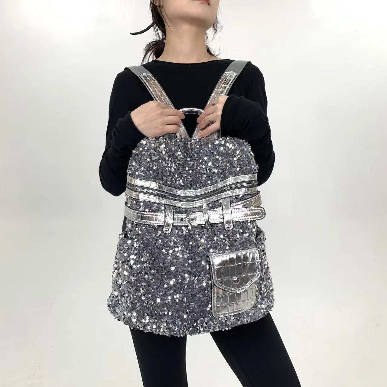 Серебристый рюкзак с пайетками для женщин: футуристический, функциональный, с множеством молний, декоративными ремнями, сумка через плечо для вечеринок, повседневного использования и поездок на работу
Серебристый рюкзак с пайетками для женщин: футуристический, функциональный, с множеством молний, декоративными ремнями, сумка через плечо для вечеринок, повседневного использования и поездок на работу