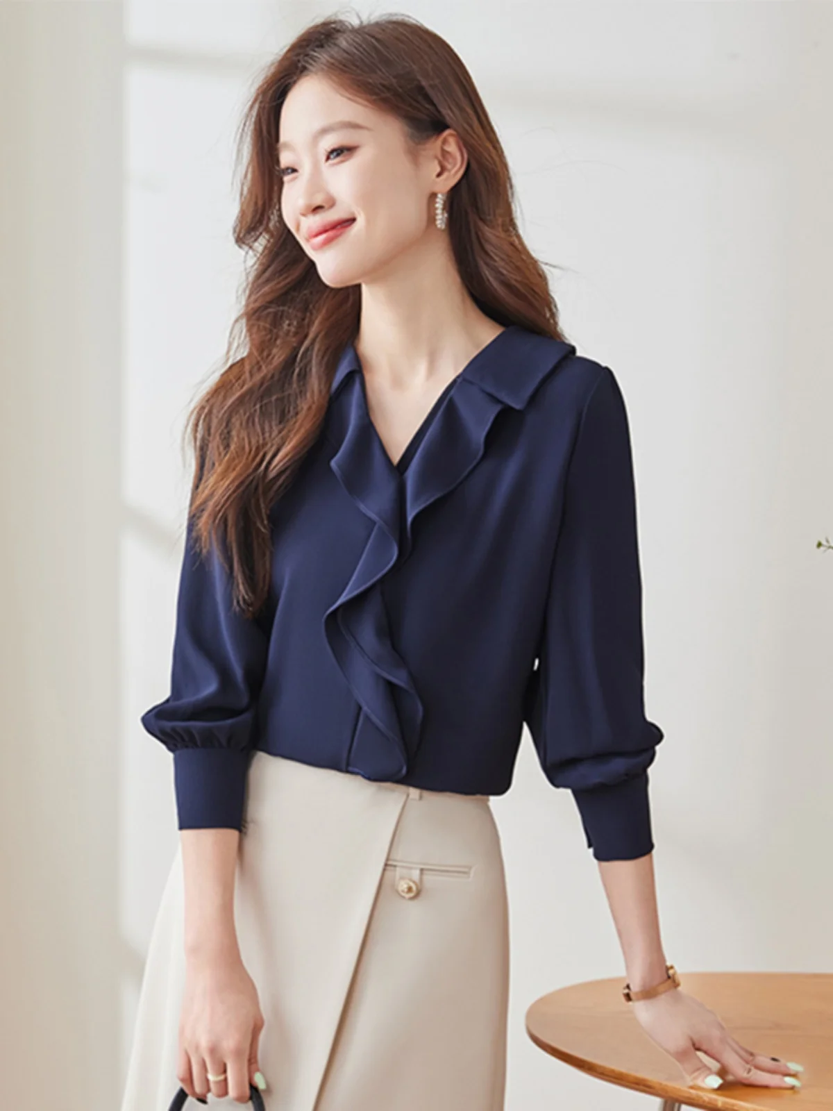 Elegant V-Neck Chiffon Shirt Women's Casual Long Sleeve Spring 2025 Fashion Simple OL Style Pleated Hemline Straight Cut
Elegant V-Neck Chiffon Shirt Women's Casual Long Sleeve Spring 2025 Fashion Simple OL Style Pleated Hemline Straight Cut