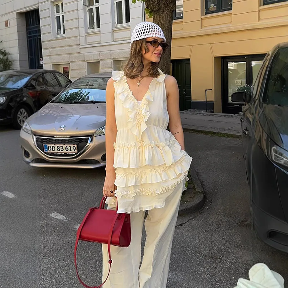 Solid color design sense V-neck ruffle edge slim fit temperament sleeveless dress European and American style 2025 new item
Solid color design sense V-neck ruffle edge slim fit temperament sleeveless dress European and American style 2025 new item