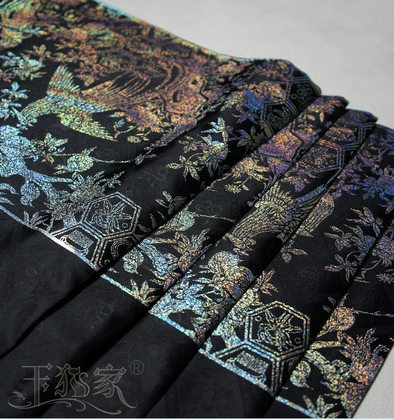 Traditional Phoenix Woven Gold Brocade – Silver Mother-of-Pearl Style Jacquard Fabric for Hanfu & Horse-Face Skirt
Traditional Phoenix Woven Gold Brocade – Silver Mother-of-Pearl Style Jacquard Fabric for Hanfu & Horse-Face Skirt