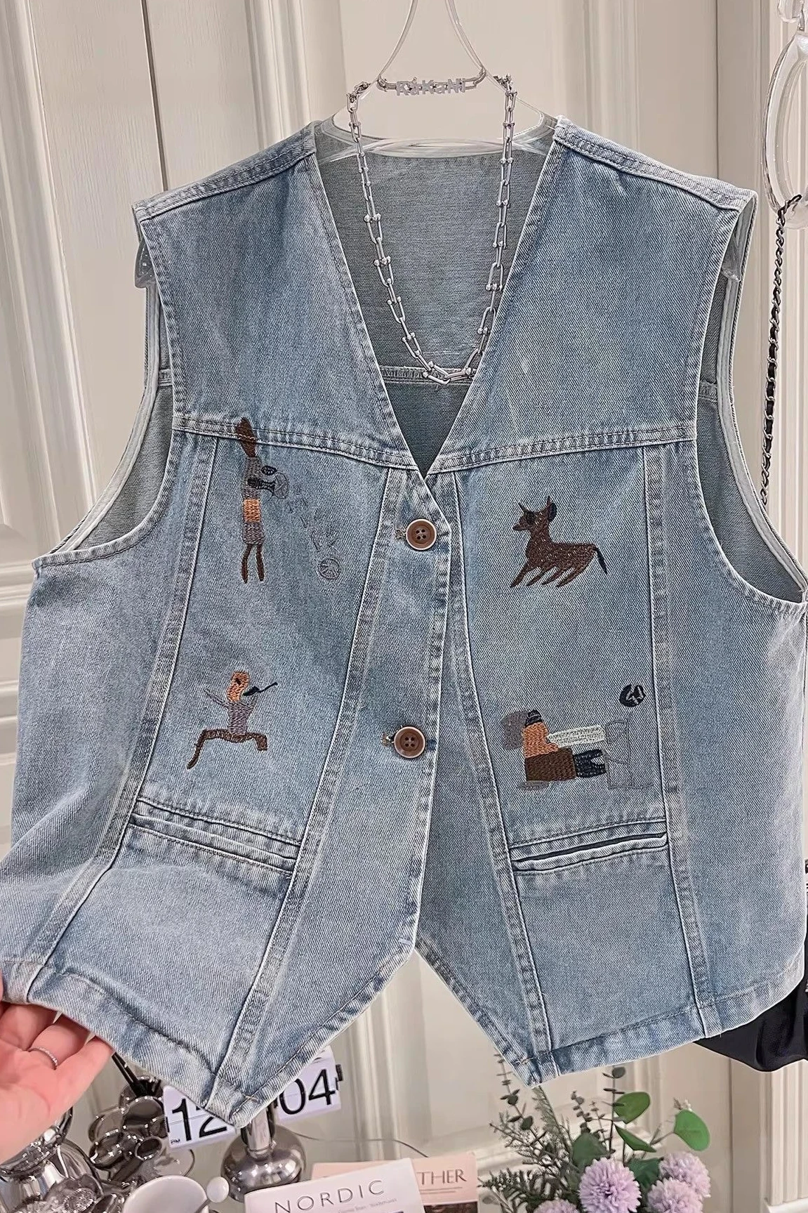 2026 European Summer New Women's Cowboy Vest Loose Commuter V-neck Embroidered Short Cowboy Tank Top
2026 European Summer New Women's Cowboy Vest Loose Commuter V-neck Embroidered Short Cowboy Tank Top