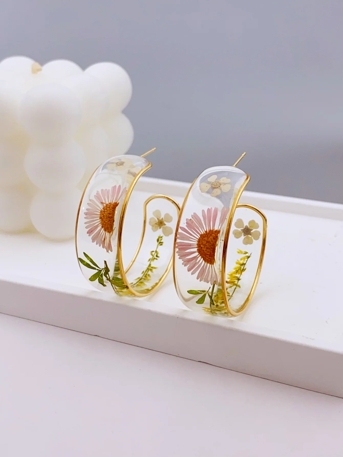 Unique Resin Earrings with Real Flowers C-shaped Design ear rings for women hoop earrings
Unique Resin Earrings with Real Flowers C-shaped Design ear rings for women hoop earrings