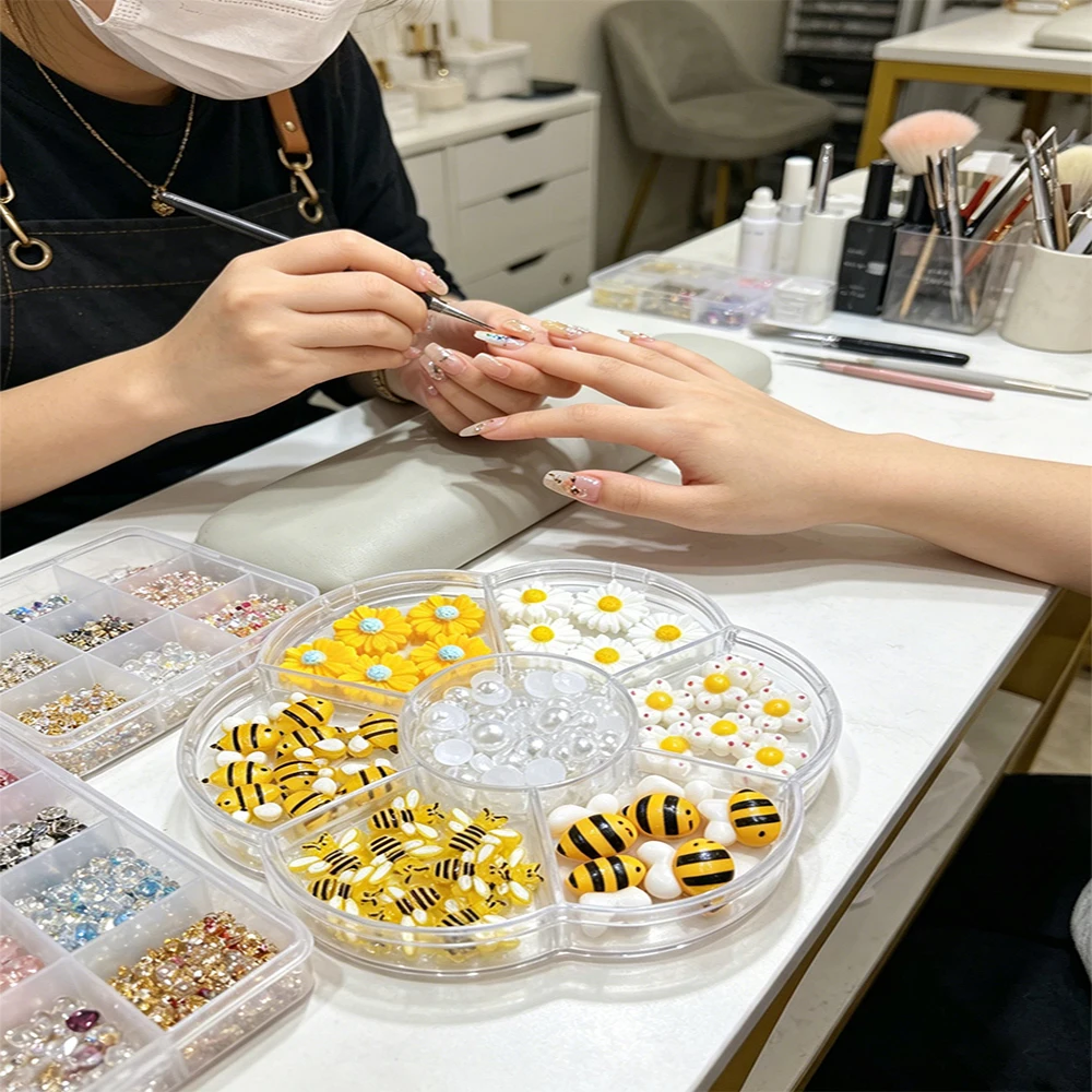 1Box-7Style Cute Daisy Bee Nail Art Charms Summer Spring Nail Gems With Flatback Pearls Cartoon Bee Nail Supplies DIY Manicure
1Box-7Style Cute Daisy Bee Nail Art Charms Summer Spring Nail Gems With Flatback Pearls Cartoon Bee Nail Supplies DIY Manicure