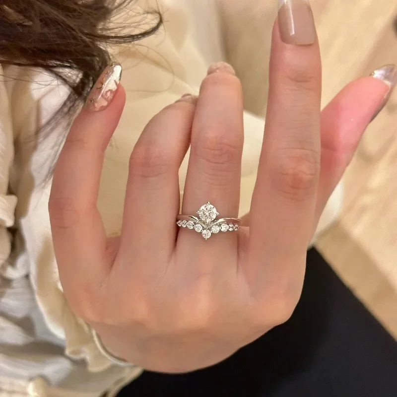 silver 925 inlay diamond light luxury fine V-shaped crown rings for women classic sparkling exquisite engagement ring jewelry
silver 925 inlay diamond light luxury fine V-shaped crown rings for women classic sparkling exquisite engagement ring jewelry