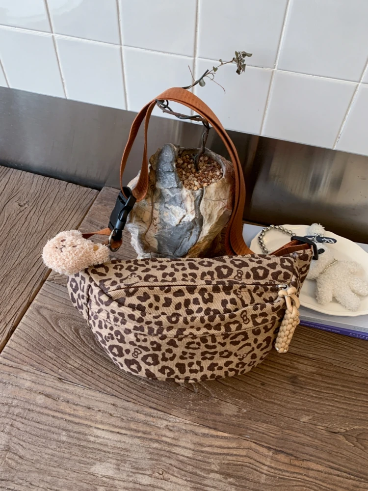 Casual Chic Women's oulder Bag Universal Sle with Pendant Zipper Closure Soft Nylon Strap Dumpling ape Polyester
Casual Chic Women's oulder Bag Universal Sle with Pendant Zipper Closure Soft Nylon Strap Dumpling ape Polyester