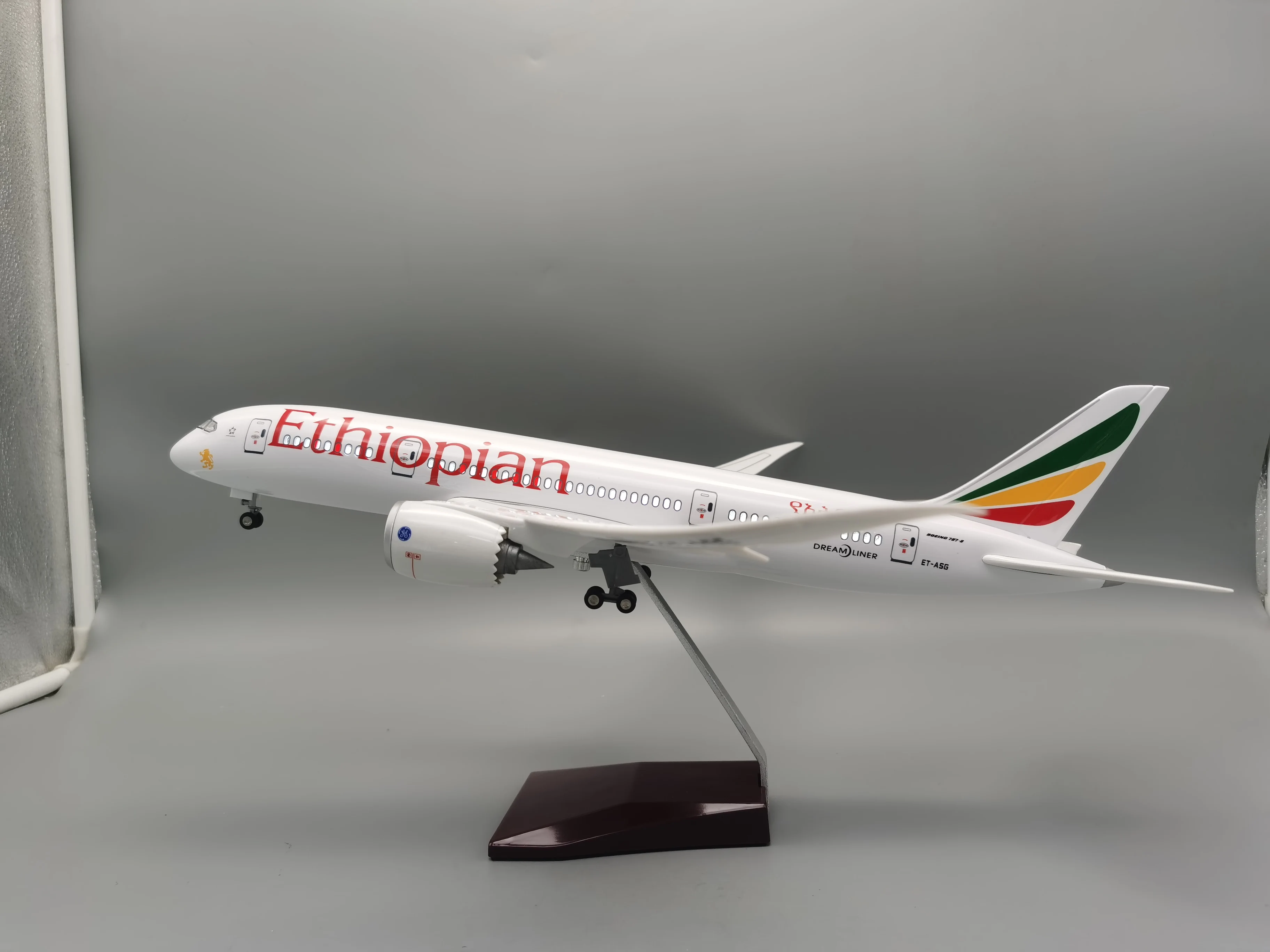 47cm Airplane Toy Ethiopia B787 Resin Diecast Airplane Models Kit with Landing Gear Wheels Light for Collections and Display
47cm Airplane Toy Ethiopia B787 Resin Diecast Airplane Models Kit with Landing Gear Wheels Light for Collections and Display
