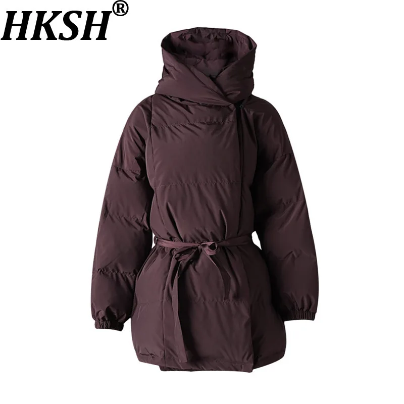 HKSH Новые зимние женские стеганые пальто с капюшоном, однотонные, в стиле минимализм, элегантная повседневная толстая теплая куртка HK11276
HKSH Новые зимние женские стеганые пальто с капюшоном, однотонные, в стиле минимализм, элегантная повседневная толстая теплая куртка HK11276