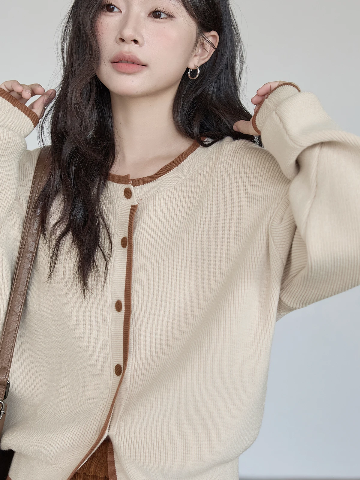 HuiXi round Ne Knitted Sweater Cardigan Women's Loose Fit Splice Slimming Top Spring 2026 New Arrival Faion Commute Sle
HuiXi round Ne Knitted Sweater Cardigan Women's Loose Fit Splice Slimming Top Spring 2026 New Arrival Faion Commute Sle