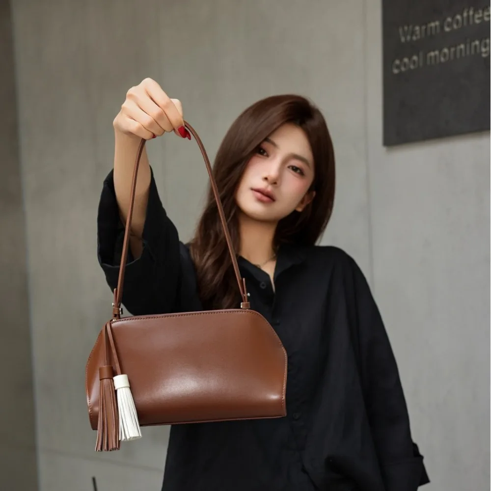 2026 New Cowhide Simple Foreign Versatile Shoulder Bag Tassel Oil Wax Leather Underarm Texture Unique Fashion
2026 New Cowhide Simple Foreign Versatile Shoulder Bag Tassel Oil Wax Leather Underarm Texture Unique Fashion