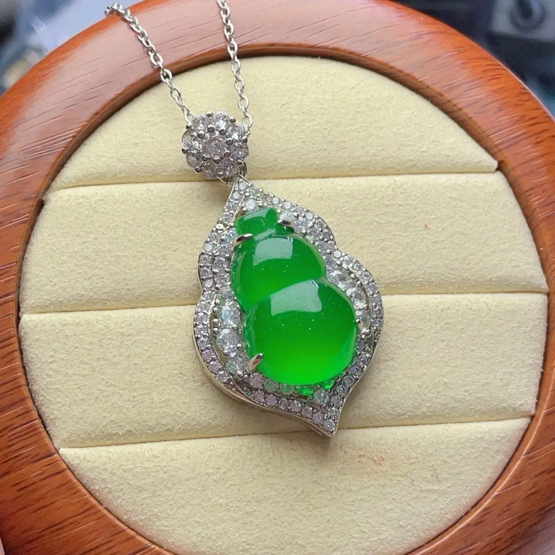 Myanmar jadeite ice seed Laokeng pure natural pendant high ice 925 emperor inlaid gourd pendant gift
Myanmar jadeite ice seed Laokeng pure natural pendant high ice 925 emperor inlaid gourd pendant gift
