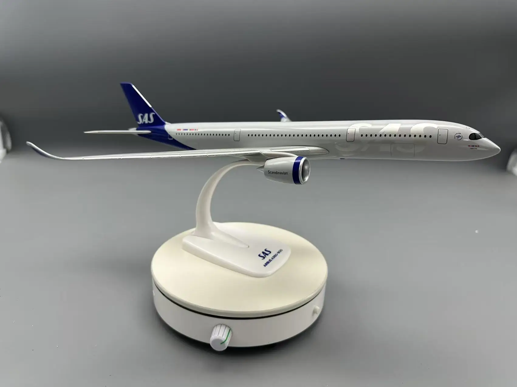 Масштаб 1:200, 33 см, A350-900 SAS, скандинавский авиационный самолет, литая под давлением модель из АБС-пластика, модель самолета, игрушка с подставкой, подарочные украшения
Масштаб 1:200, 33 см, A350-900 SAS, скандинавский авиационный самолет, литая под давлением модель из АБС-пластика, модель самолета, игрушка с подставкой, подарочные украшения