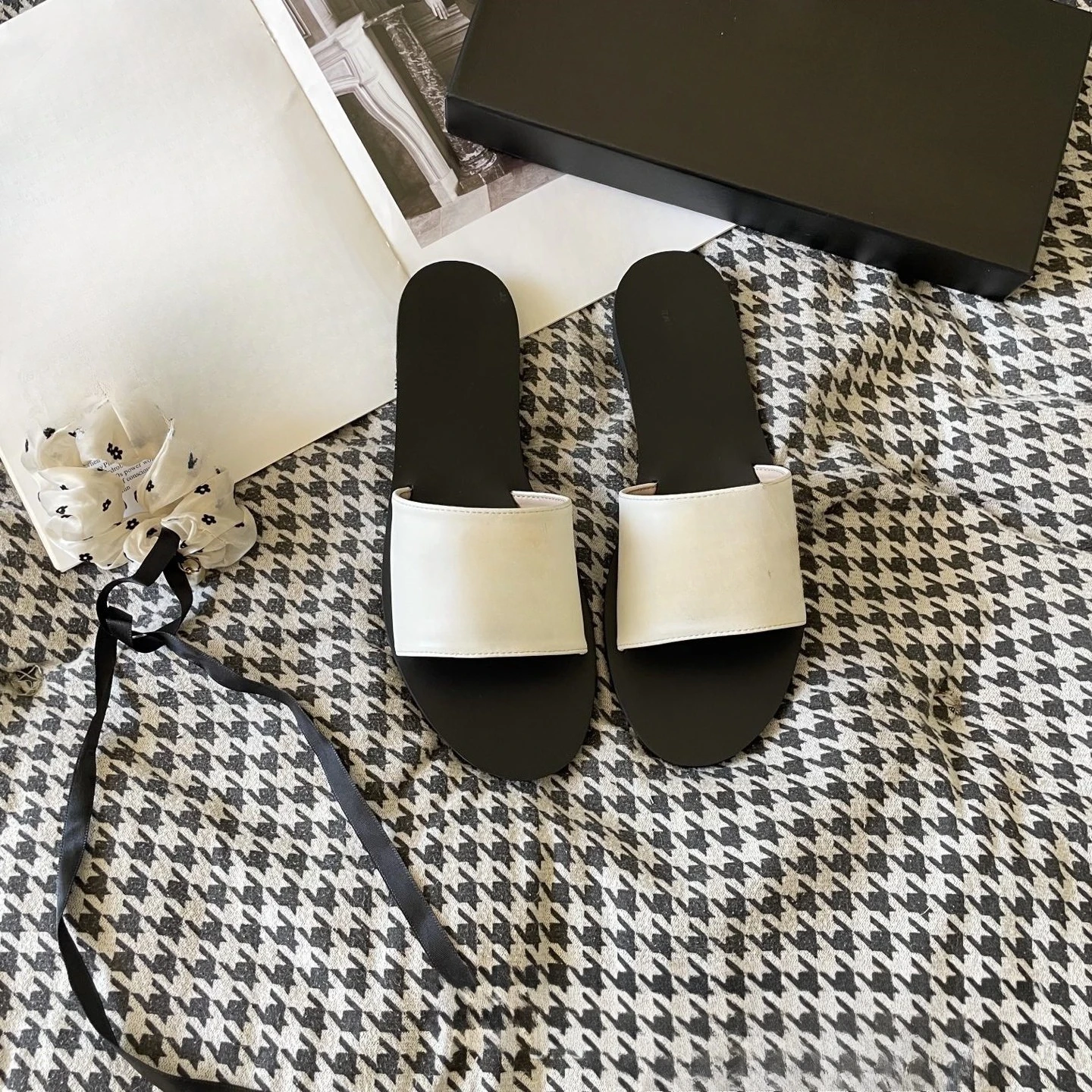 2026 Summer New Men's Fashion One Strap Slides Couple Sandals Indoor Outdoor Non-Slip Casual Shoes Trendy Daily Wear Slippers
2026 Summer New Men's Fashion One Strap Slides Couple Sandals Indoor Outdoor Non-Slip Casual Shoes Trendy Daily Wear Slippers
