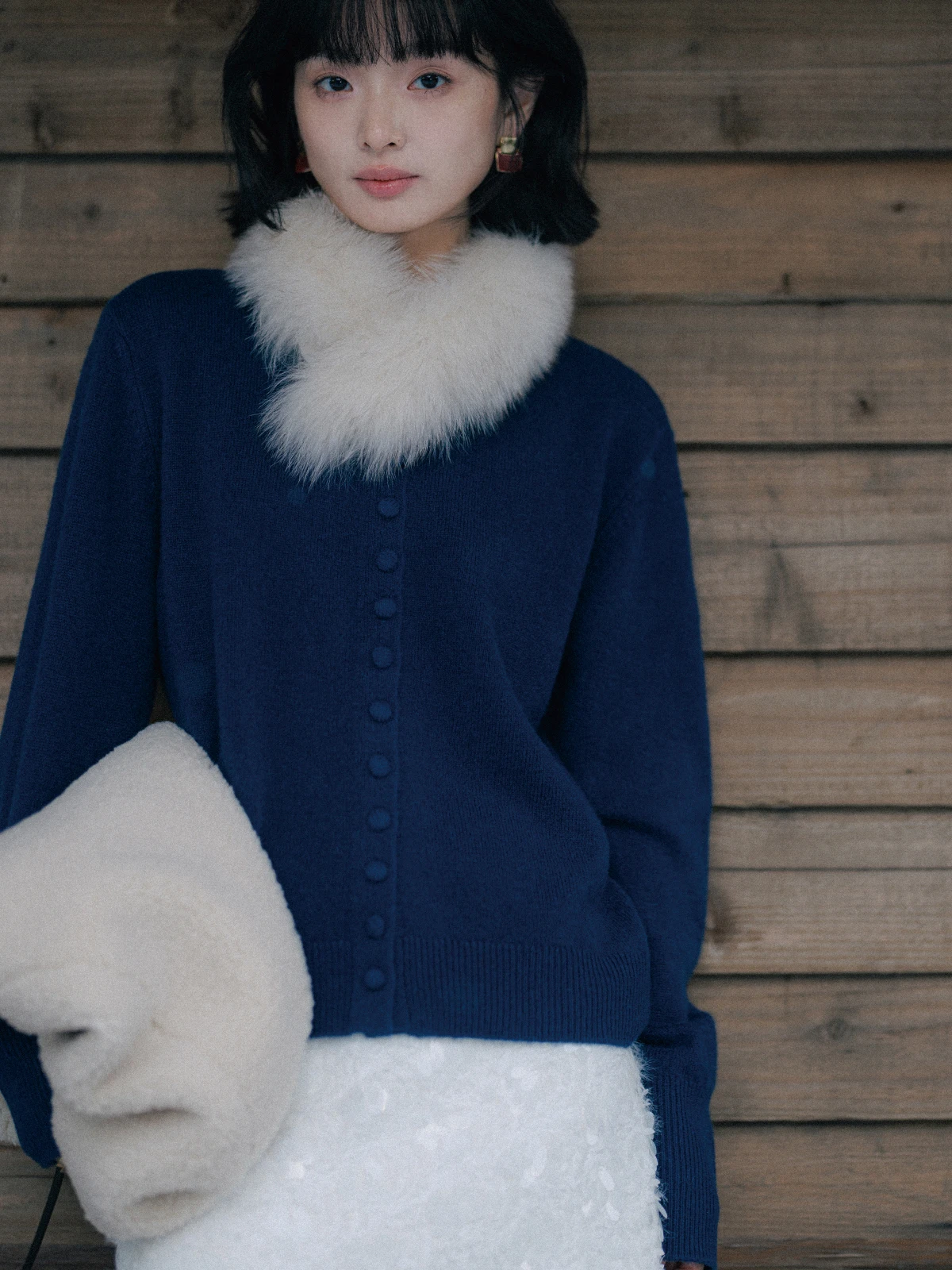 Лимитированная новогодняя коллекция: Вязаный кардиган из 100% шерсти с воротником из натурального меха, мягкий, с длинными рукавами, круглым вырезом, на пуговицах, прямого кроя.
Лимитированная новогодняя коллекция: Вязаный кардиган из 100% шерсти с воротником из натурального меха, мягкий, с длинными рукавами, круглым вырезом, на пуговицах, прямого кроя.