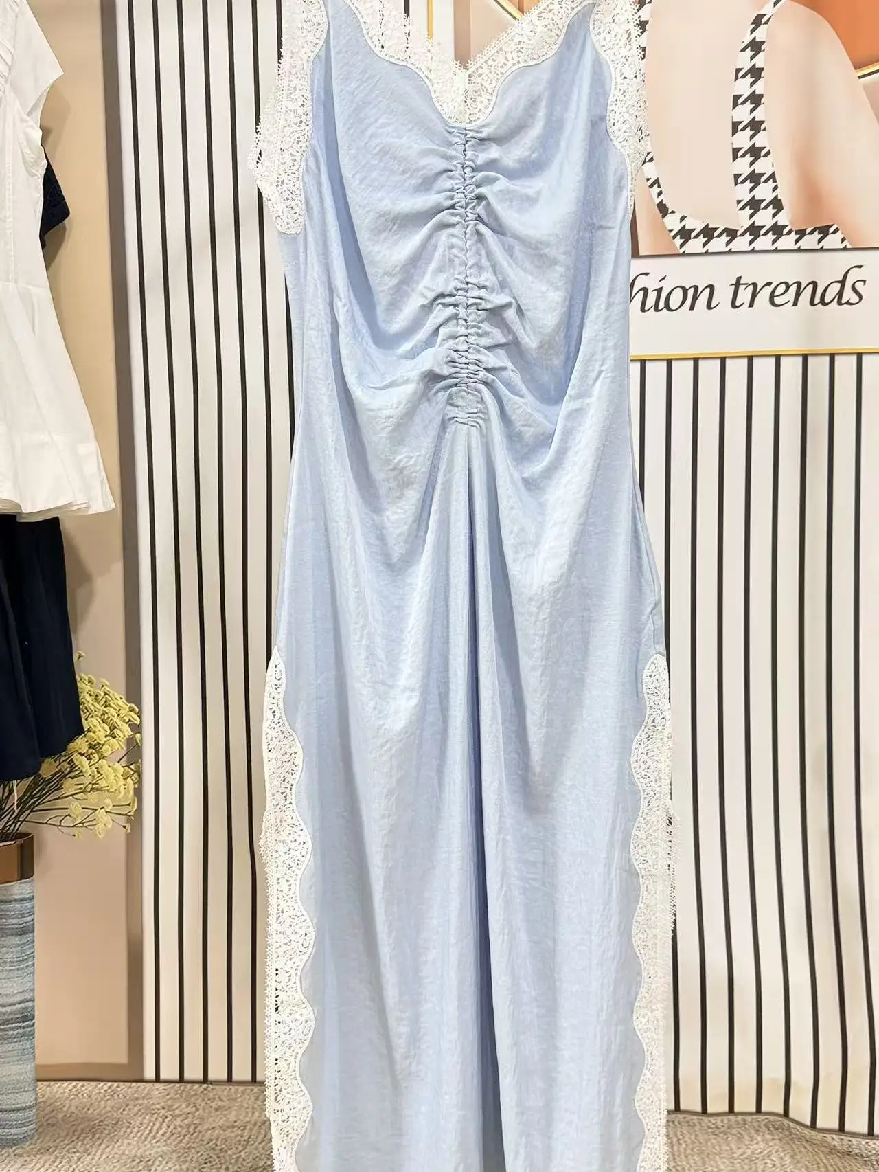 French Style Lace Trim V-Neck Slip Dress Women's Summer Spring Sexy Side Slit Gathered Bust Strapless Dress Casual Evening
French Style Lace Trim V-Neck Slip Dress Women's Summer Spring Sexy Side Slit Gathered Bust Strapless Dress Casual Evening