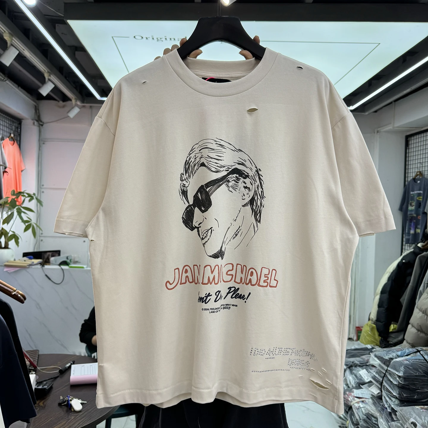 Washed Vintage American Street Style Sketch Portrait T-Shirt Short Sleeve Cotton Crew Neck Top with Diamond Blade Cut Hole
Washed Vintage American Street Style Sketch Portrait T-Shirt Short Sleeve Cotton Crew Neck Top with Diamond Blade Cut Hole