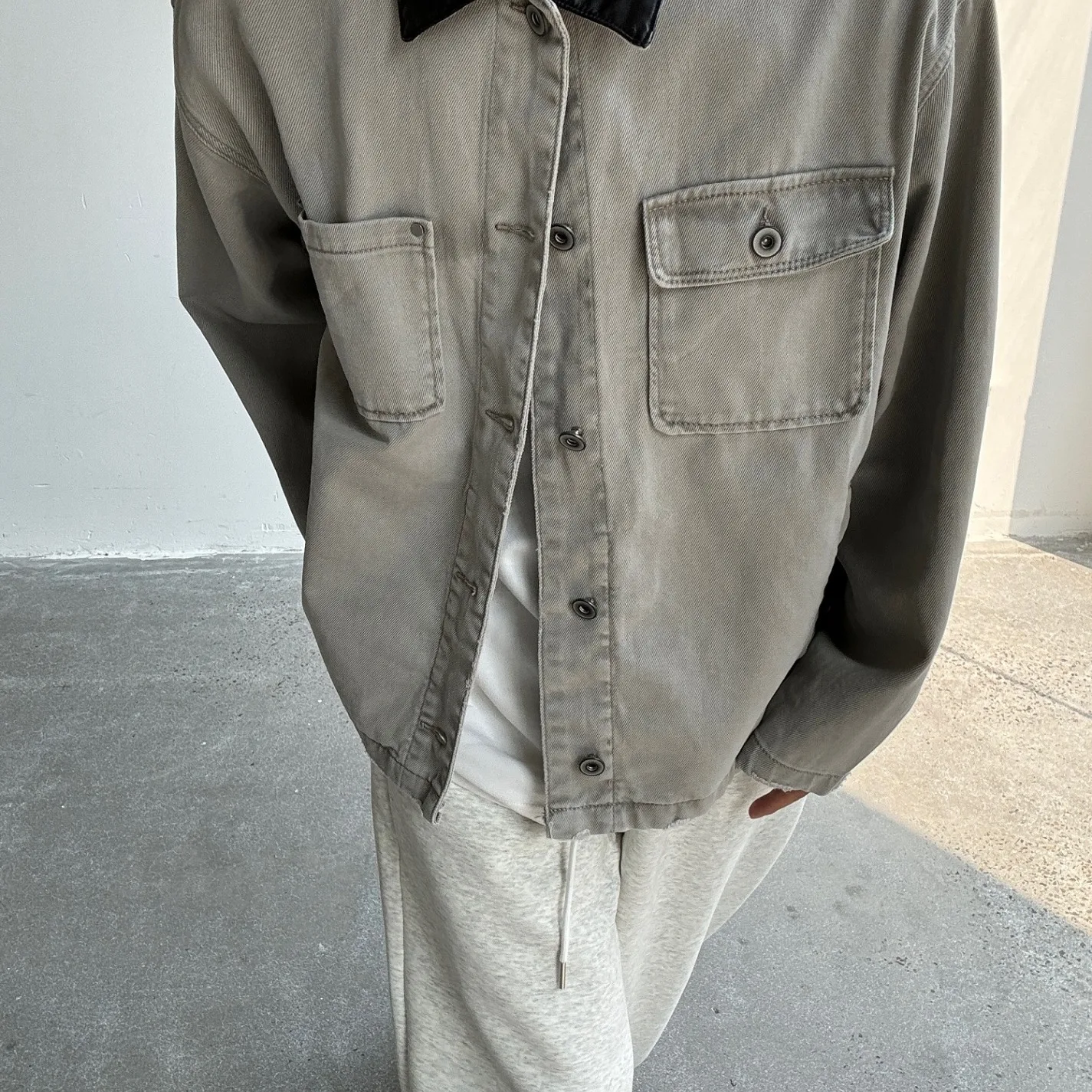 Мужская джинсовая рабочая куртка больших размеров на осень-зиму с воротником-стойкой, дизайном с цветовыми вставками, износостойкая верхняя одежда
Мужская джинсовая рабочая куртка больших размеров на осень-зиму с воротником-стойкой, дизайном с цветовыми вставками, износостойкая верхняя одежда