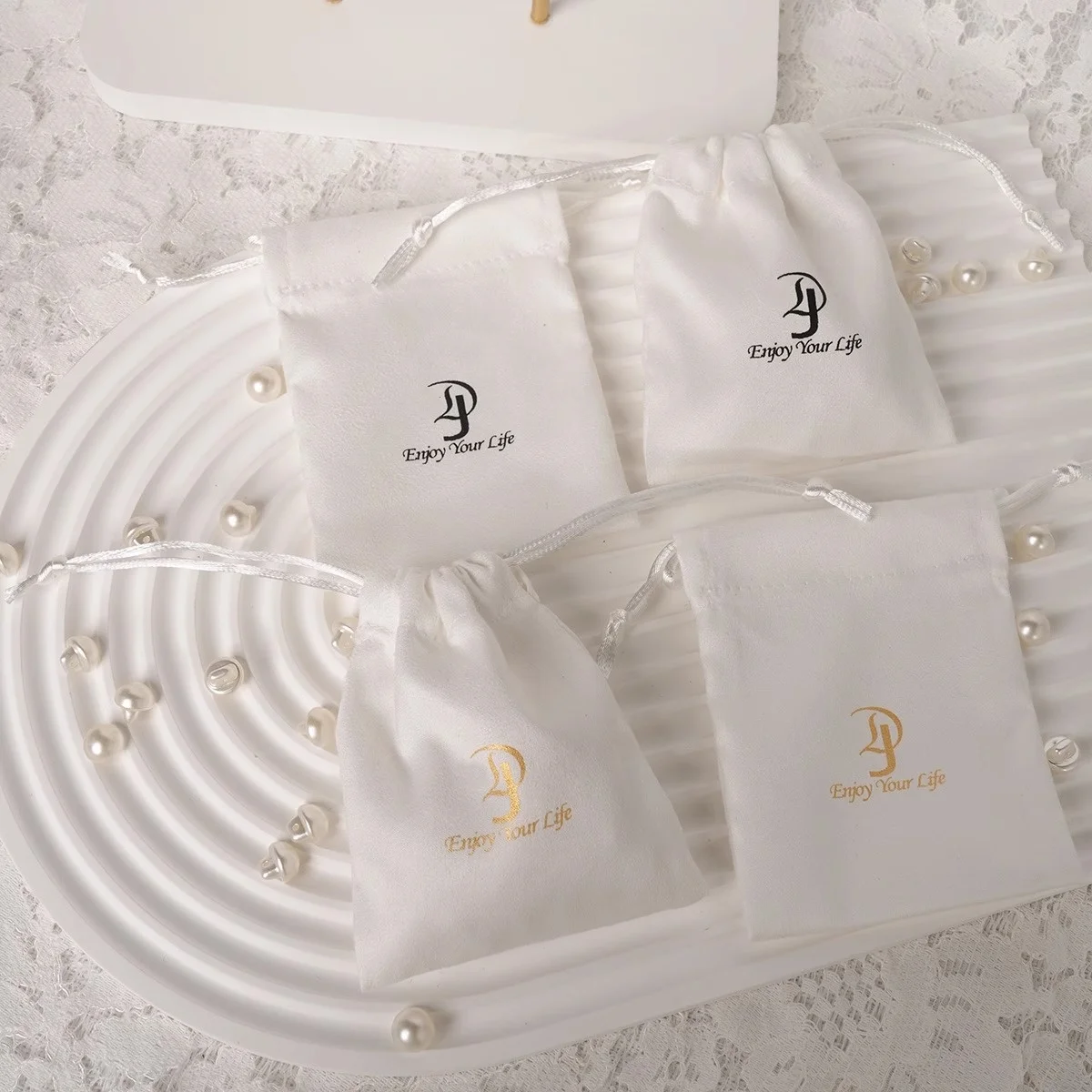 Custom Logo Luxury white Suede Jewelry Drawstring Bag Jewelry Pouch Necklace Bracelet Earrings Storage Bag
Custom Logo Luxury white Suede Jewelry Drawstring Bag Jewelry Pouch Necklace Bracelet Earrings Storage Bag