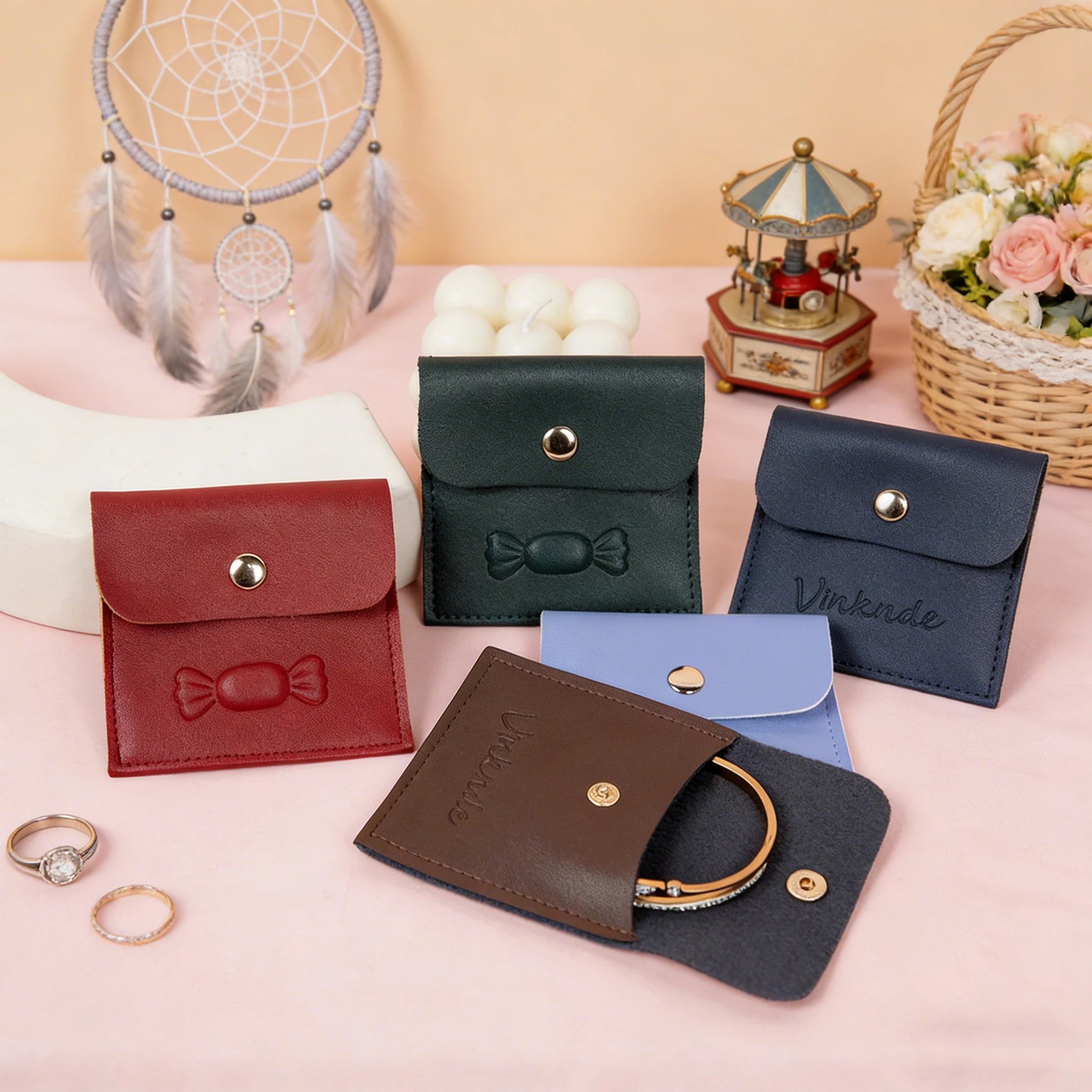 100Pcs 6x6cm Simple Jewelry Bag PU Leather Flip Snap Bags Portable Travel Earring Necklaces Charms Organizer Pouch Custom Logo
100Pcs 6x6cm Simple Jewelry Bag PU Leather Flip Snap Bags Portable Travel Earring Necklaces Charms Organizer Pouch Custom Logo