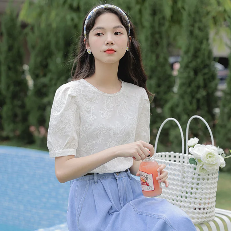 Hook flower short-sleeved round neck shirt female summer new Korean design sense loose sweet skinny set head shirt
Hook flower short-sleeved round neck shirt female summer new Korean design sense loose sweet skinny set head shirt