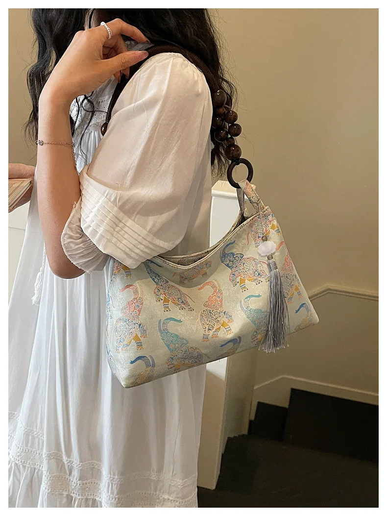 2026 New Chinese Style Women Underarm Bag Handle Tassel Decor Large Capacity Shoulder Bag Elegant Casual Handbag for Female
2026 New Chinese Style Women Underarm Bag Handle Tassel Decor Large Capacity Shoulder Bag Elegant Casual Handbag for Female