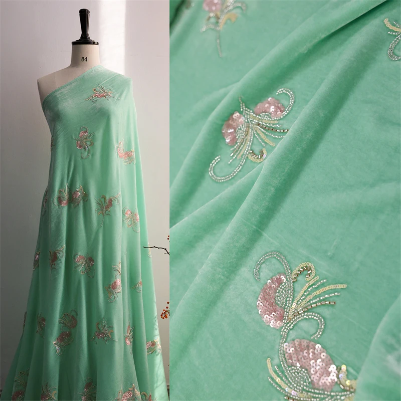 Светло-зеленый шелковый бархат, тяжелая промышленность, блестки, вышивка бисером, высококачественное пальто, платье, женская одежда, шелковая ткань шириной 135 см
Светло-зеленый шелковый бархат, тяжелая промышленность, блестки, вышивка бисером, высококачественное пальто, платье, женская одежда, шелковая ткань шириной 135 см